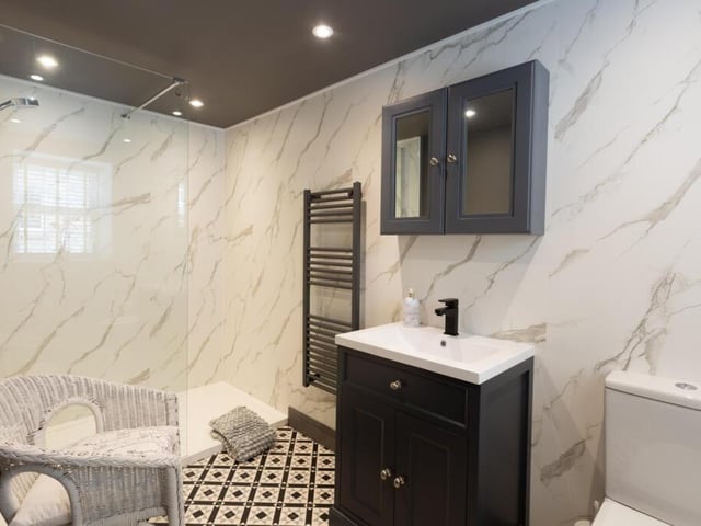 The shower room in the annexe.