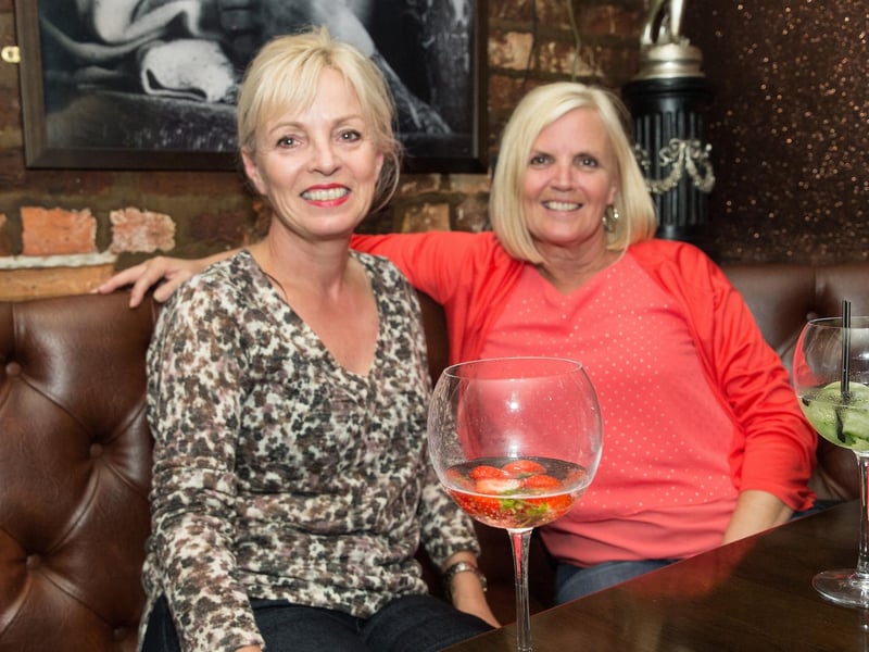 Sisters Joanne & Janice catch up in The Ink Bar. 
152256L