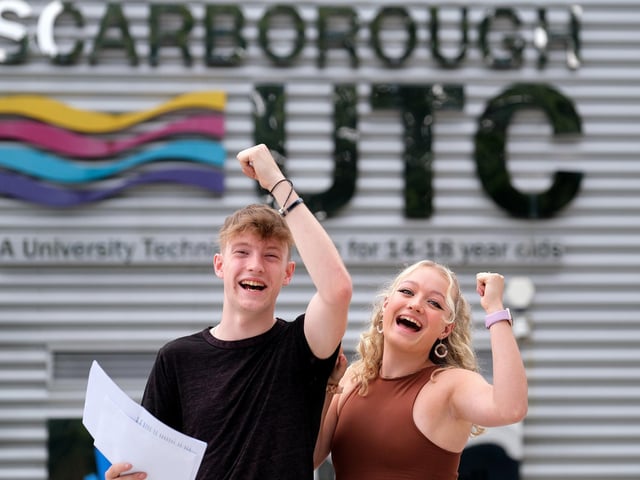Alfie Cox cheered on by sister Jess in 2022.
