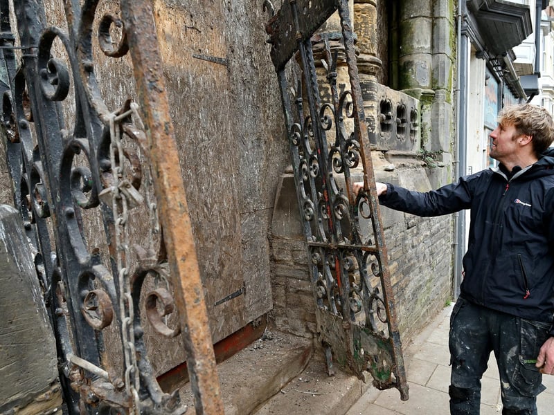 Jack opens the gates