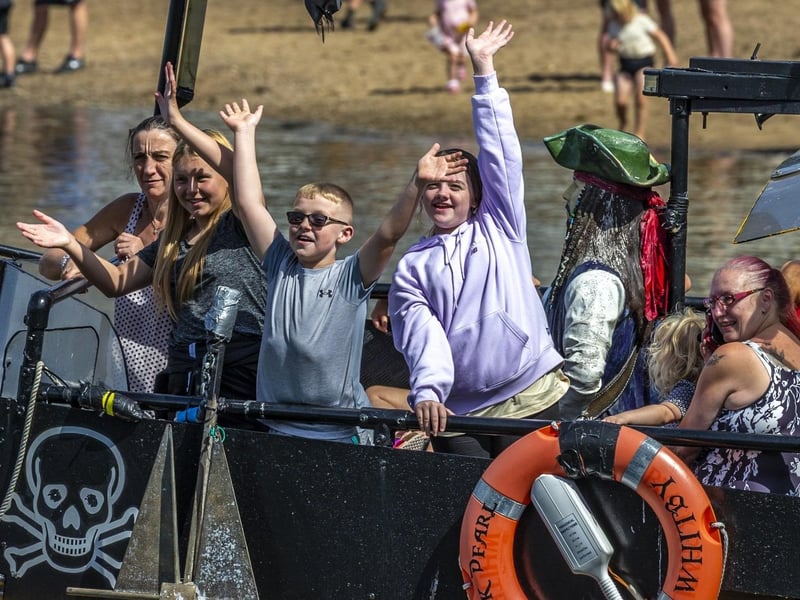 A show of support from the Black Pearl! photo: Brian Murfield