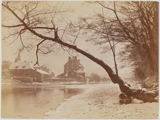 The River Esk runs through the village of Ruswarp, just outside Whitby, circa 1890.
(Photo by Frank Meadow Sutcliffe/Hulton Archive/Getty Images)