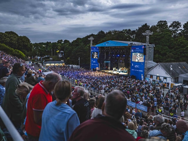 A packed house to watch Deacon Blue.