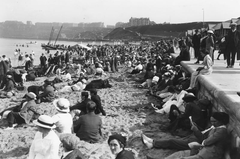 circa 1919:  Holidaymakers on the beach at the North Bay in Scarborough. (Photo by Hulton Archive/Getty Images)
