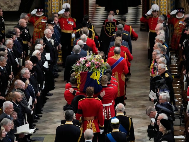 The coffin of Queen Elizabeth II is carried into Westminster Abbey for her funeral in central London. (Photo by Frank Augstein / POOL / AFP) (Photo by FRANK AUGSTEIN/POOL/AFP via Getty Images)