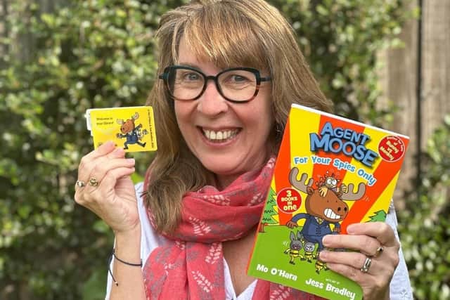 Mo O'Hara shows off the new library card