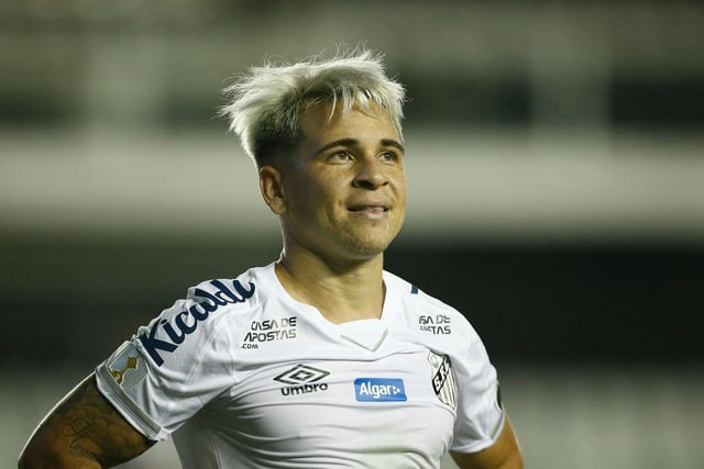 Santos midfielder Yeferson Soteldo, linked with Everton in January, dreams of playing for Manchester United and would be willing to sign a lifetime contract with the club. (Gazeta Esportiva)