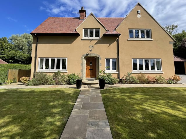 Lawned gardens are to both front and rear of the house, with a garden shed and a kennel with a run, that has both light and heating.