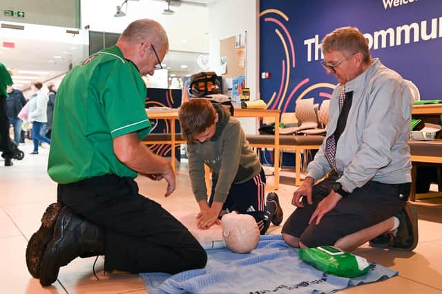 Demonstrating CPR in a shopping centre