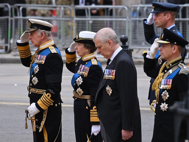 King Charles III, Britain's Princess Anne, Princess Royal, Britain's Prince Andrew, Duke of York, Britain's Prince William, Prince of Wales and Britain's Prince Edward, Earl of Wessex follow a Bearer Party of The Queen's Company, 1st Battalion Grenadier Guards carrying the coffin of Queen Elizabeth II. (Photo by Geoff PUGH / POOL / AFP) (Photo by GEOFF PUGH/POOL/AFP via Getty Images)