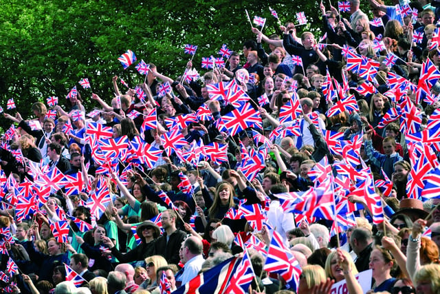 A sea of waved Union Jack flags for the Queen's arrival.
102036n