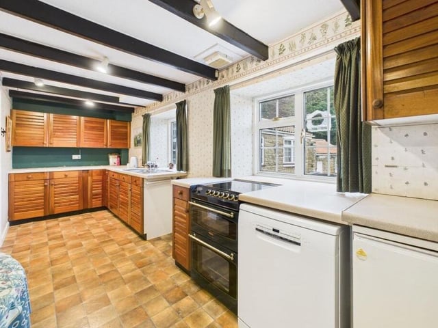 An alternative view of the large kitchen.