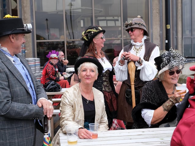 Enjoying the afternoon.
picture: Richard Ponter