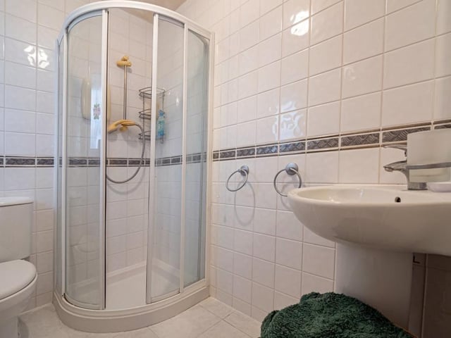 An en suite shower room to the main bedroom.