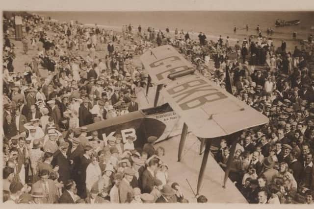 The plane and crowds
