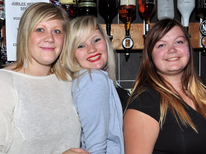 Zoe, Danielle and Beth in Quids Inn.
122467t