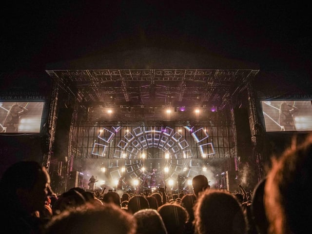 The visuals were a highlight of the show, with a cage-like screen moving at the front of the stage.