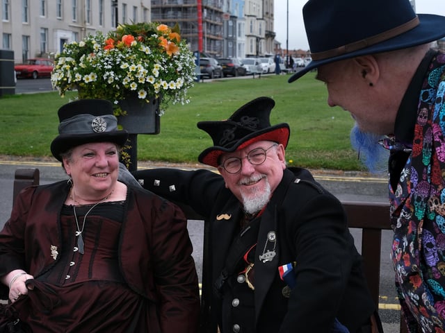 On the West Cliff enjoying a chat.
picture: Richard Ponter