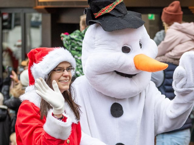 A cheery wave from Mrs Claus and the snowman.