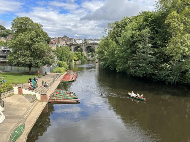 Check out this 9.8-km loop trail near Knaresborough with an average time of 2 hours 30 minutes to complete. If your dog deserves an energetic romp, mostly off-lead, with some climbs and the opportunity to swim in the quieter parts of the River Nidd, then this walk is perfect.
