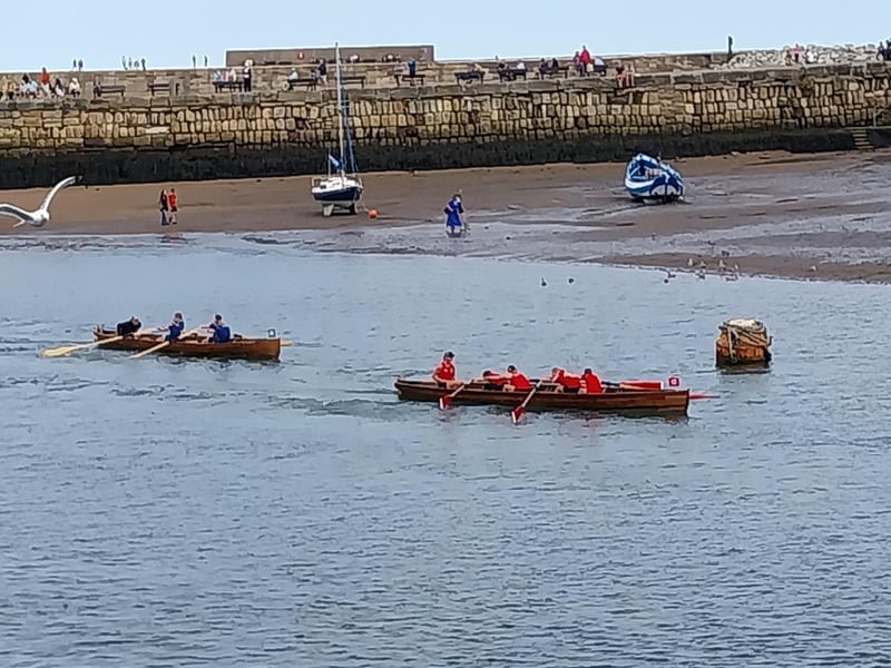 Teams heading for the finish line. photo: Duncan Atkins