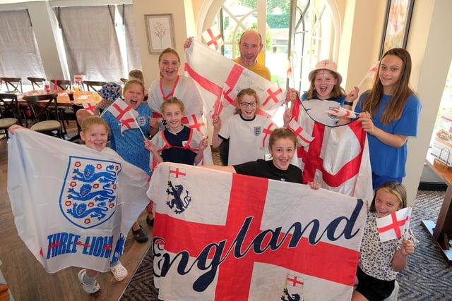 Scarborough ladies u12s cheer on the England Lionesses!