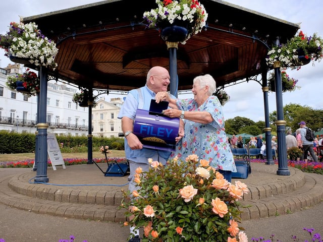 Raffle time...John Casey with Wendy Eastell.
223031h