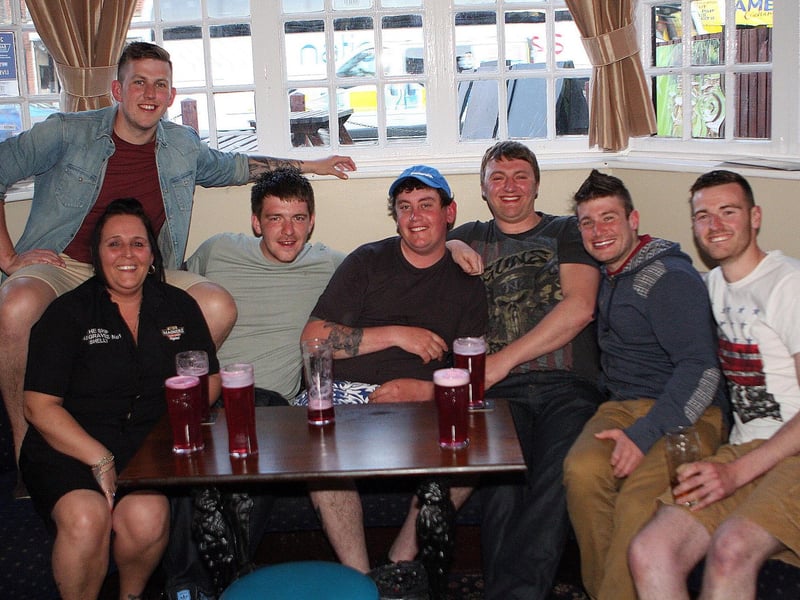 Joe, Shellie, Matty, Corky, Tom, Damo & Deano in The Ship.
132344d.
