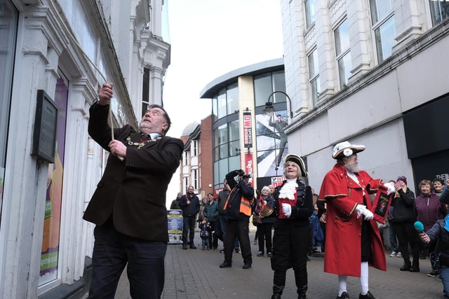 Scarborough Mayor Cllr Eric Broadbent rings the bell.