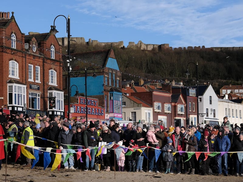 The crowd wait for the start