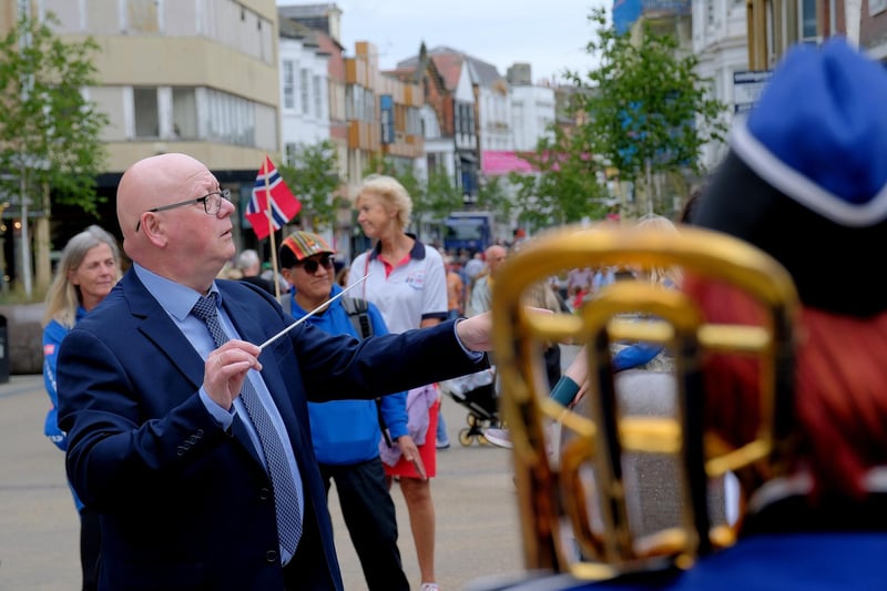 The conductor of Hustadvika leads his band