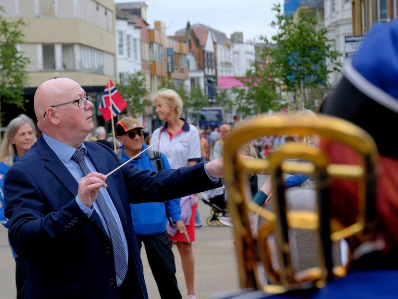 The conductor of Hustadvika leads his band