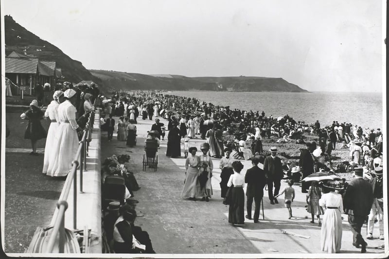 1913; Crowds on the North Beach at Scarborough. (Photo by Hulton Archive/Getty Images)