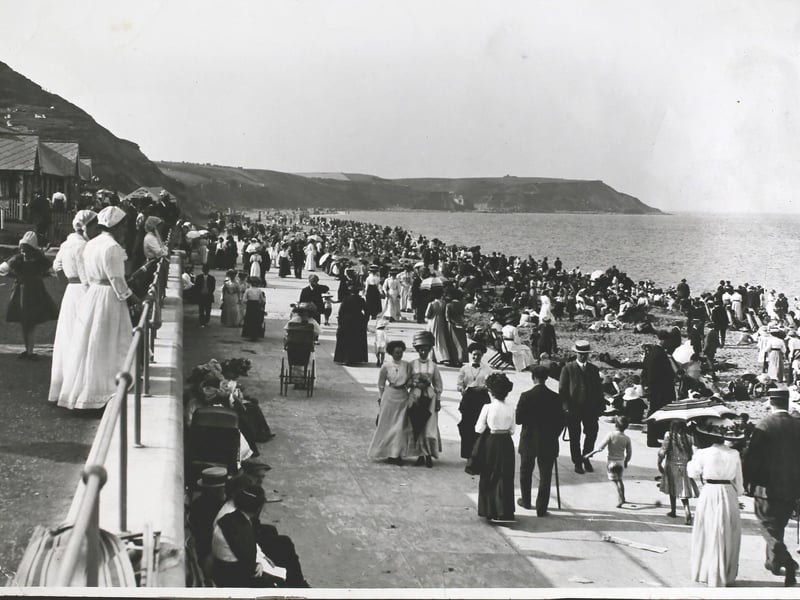 1913; Crowds on the North Beach at Scarborough. (Photo by Hulton Archive/Getty Images)