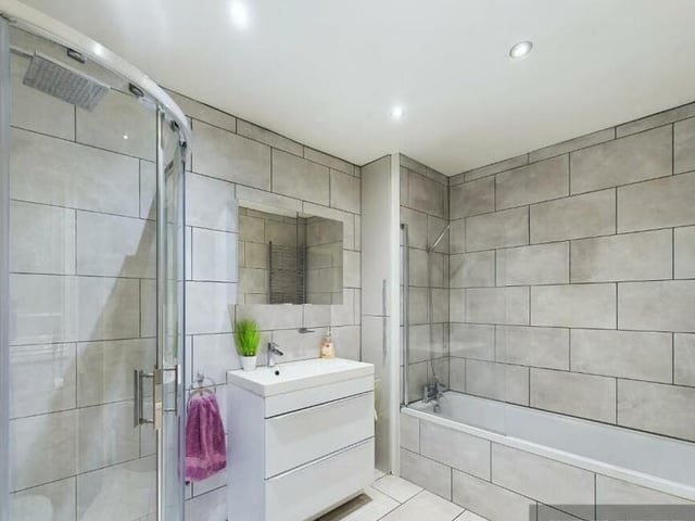 A contemporary style bathroom.