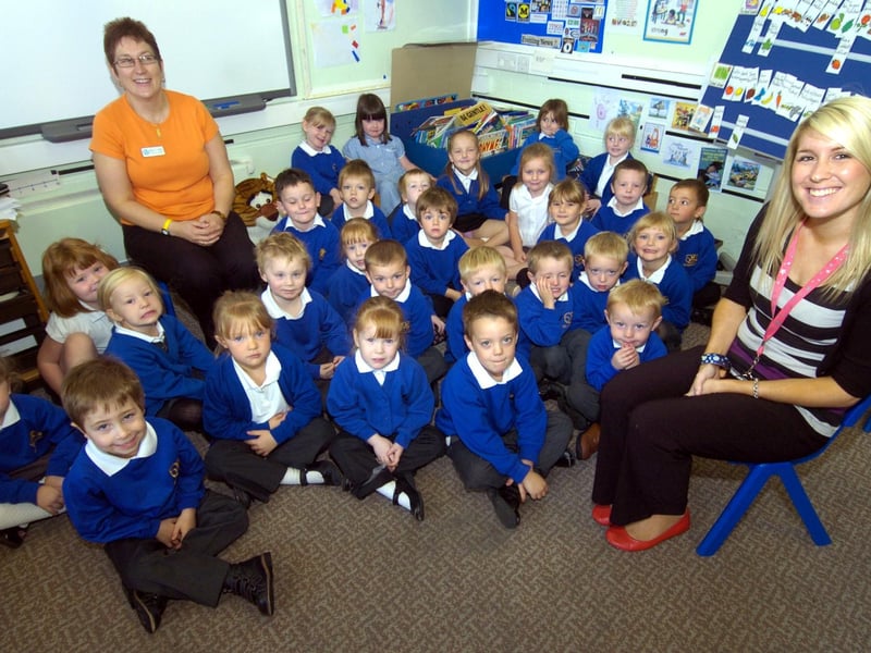 2008. Gladstone Rd Infants Reception Blue - Staff (from left). Carol Lester, Gemma Ingham.