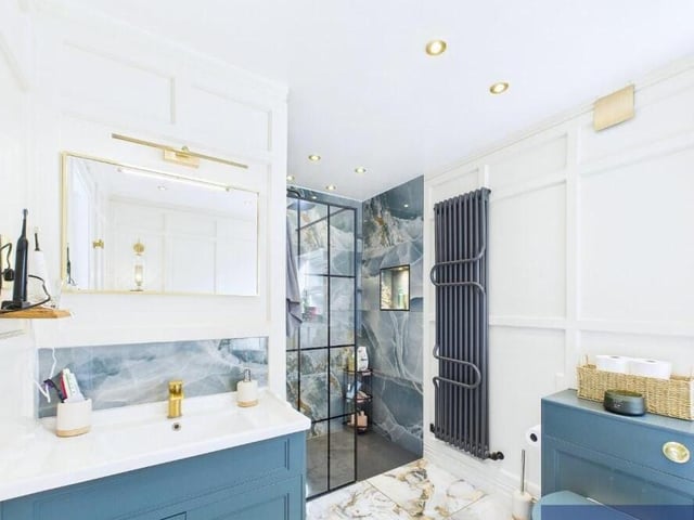 The modern shower unit and vanity unit with washbasin in the bathroom.