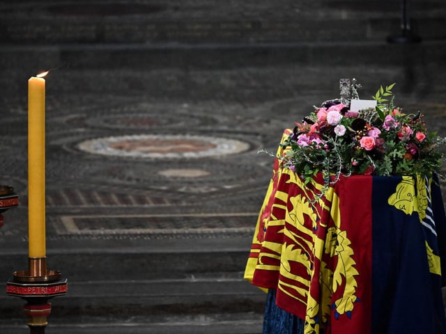 The coffin of Queen Elizabeth II, draped in the Royal Standard, lies inside Westminster Abbey in London. (Photo by Ben Stansall / POOL / AFP) (Photo by BEN STANSALL/POOL/AFP via Getty Images)