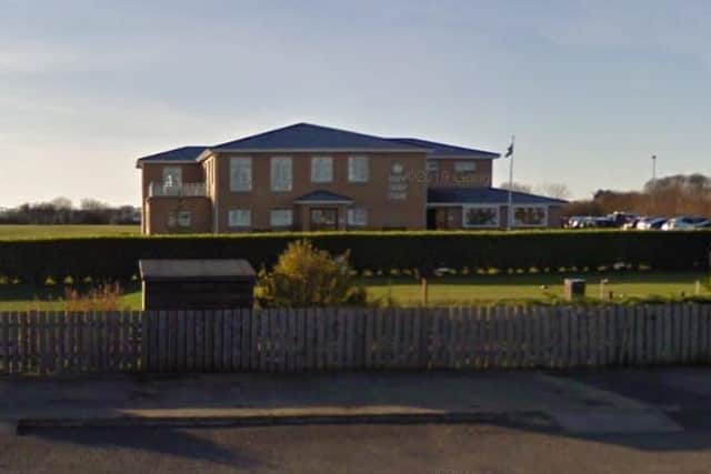 An application to build a 15m wind turbine at a golf club in Filey to help cut bills has been approved.