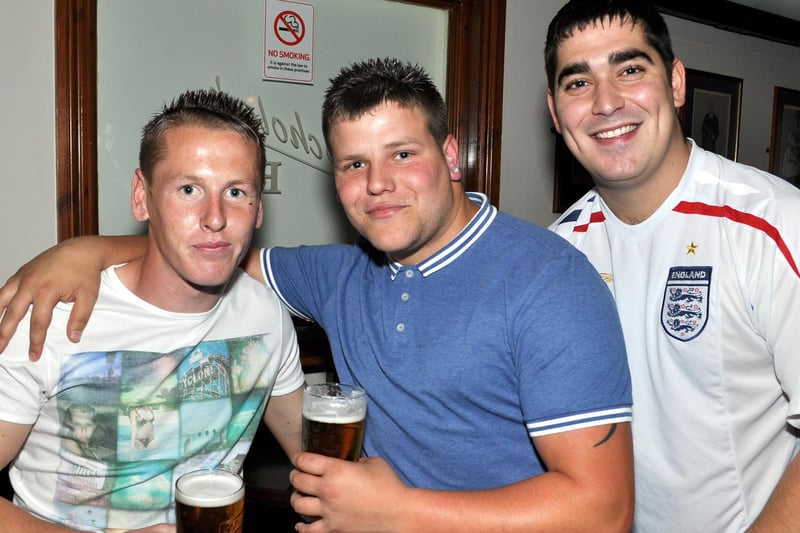 Bobby, Jimbob and Stuart on a lads night out!
1129120d.