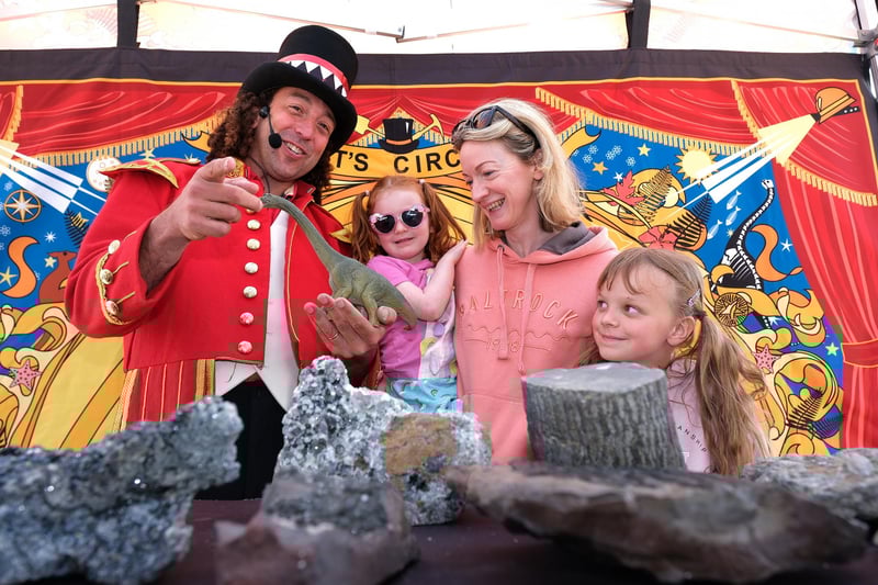 Learning about Fossils and Dinosaurs with The Rock Showman.
picture Richard Ponter