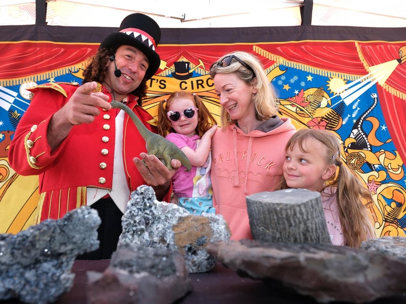 Learning about Fossils and Dinosaurs with The Rock Showman.
picture Richard Ponter