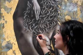 Grace Lyons has been painting full-time since 2021 and specialises in figurative portraits.