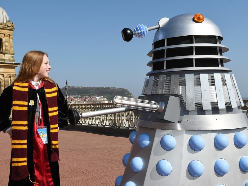 A Hogwarts student meets a Dalek.
