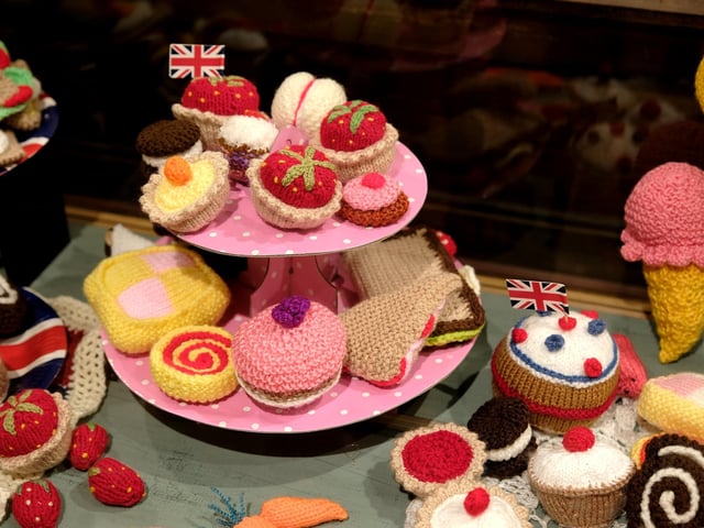 Knitted cakes fit for a King!