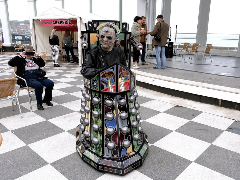 Davros circles the Suncourt.
