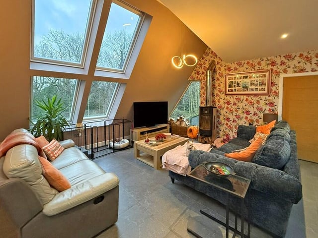 A bright and stunning reception room of flexible use.