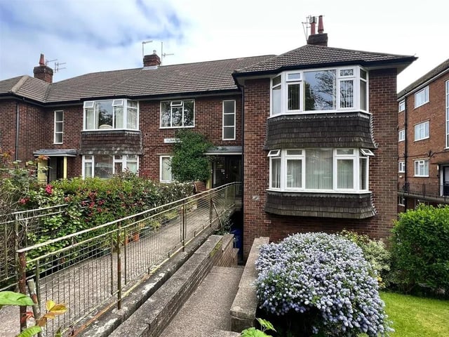 This two bedroom and one bathroom flat is for sale with Colin Ellis with a guide price of £135,000.