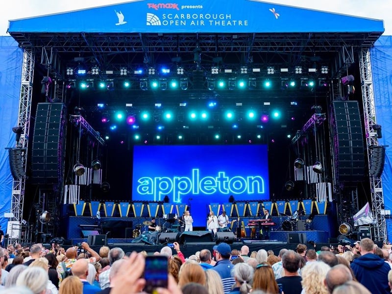 Sister Nicole and Natalie Appleton get the crowd in the mood. photo: Cuffe & Taylor