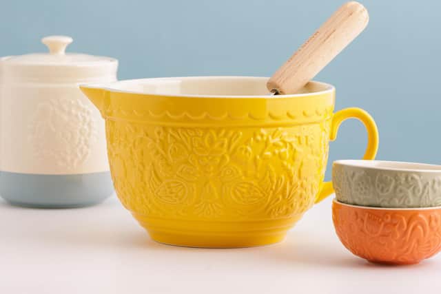 Mixing bowl.